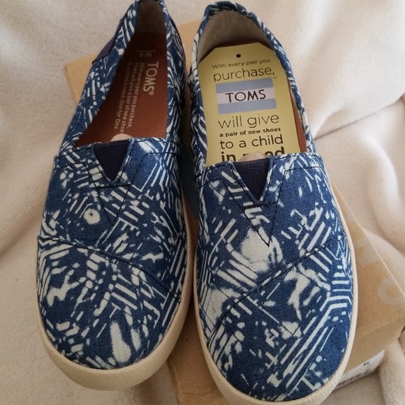 TOMS Avalon Blue Batik Textile Size 5 Women's - Picture 3 of 10
